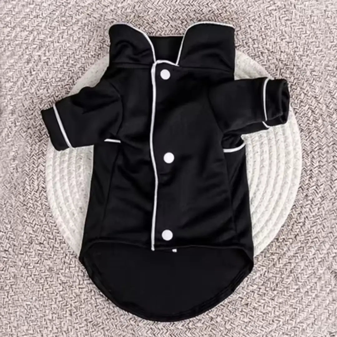 Perro pequeño usando pijama Classic Pawjama para mascotas