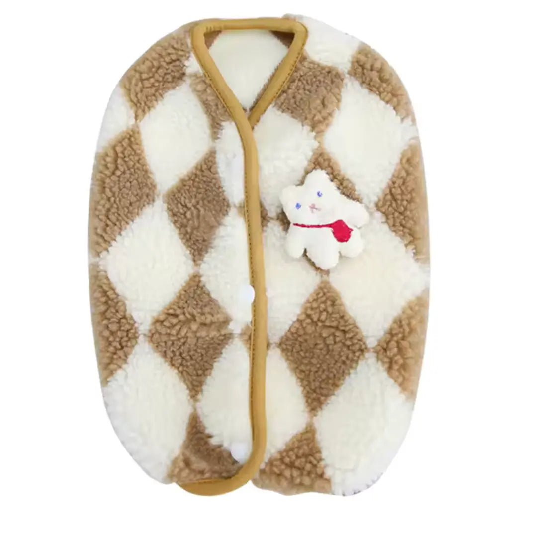 Chaleco Teddy color beige sobre superficie blanca, mostrando la tela suave