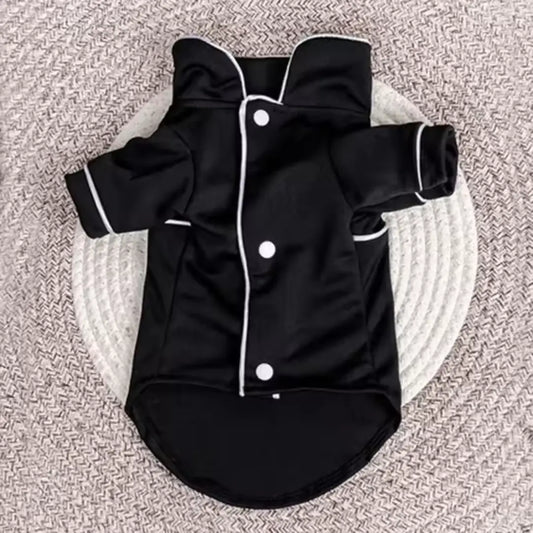 Perro pequeño usando pijama Classic Pawjama para mascotas
